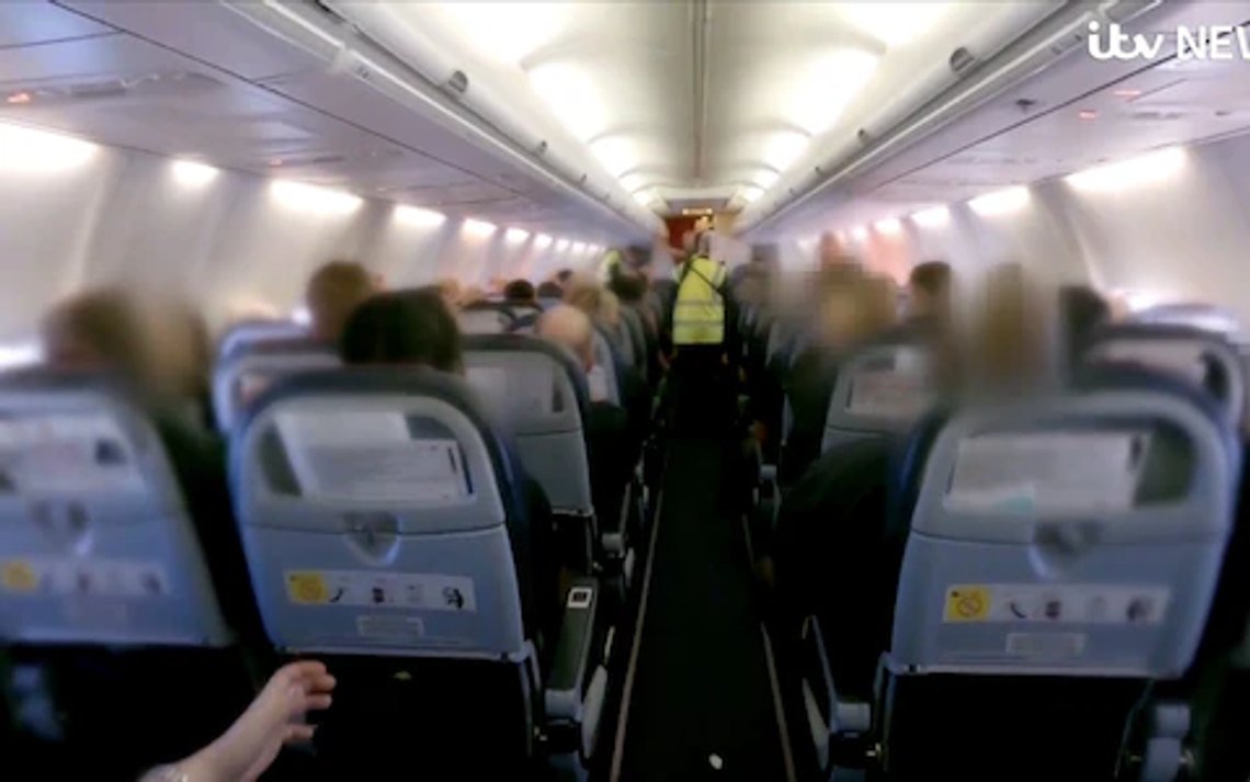 Nästan 50 migranter skickas tillbaka till Rumänien, med 2.000 pund i fickorna som belöning för sina kriminella handlingar. Foto: Skärmdump ITV News Nästan 50 migranter skickas tillbaka till Rumänien, med 2.000 pund i fickorna som belöning för sina kriminella handlingar. Foto: Skärmdump ITV News