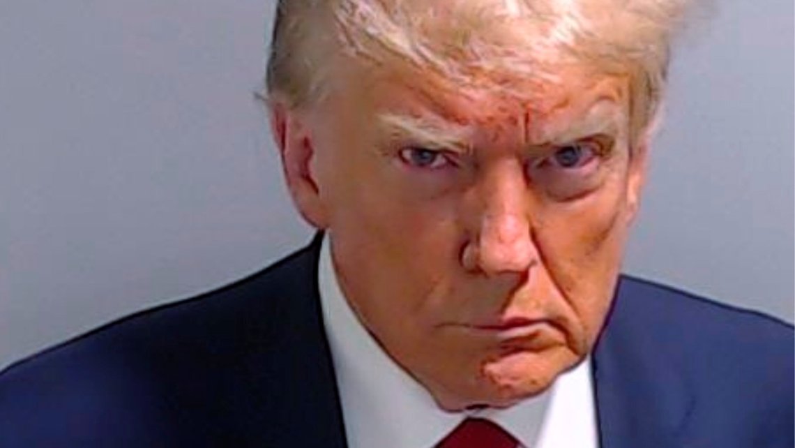 Den kriminella bilden från 2023 gav näring åt vänsterns förhoppningar om att eliminera Trump en gång för alla. Det hände inte, men de ger inte upp förföljelsen av individer, vare sig i USA eller Europa. Foto: Fulton County Sheriff's Office via AP / NTB. Den kriminella bilden från 2023 gav näring åt vänsterns förhoppningar om att eliminera Trump en gång för alla. Det hände inte, men de ger inte upp förföljelsen av individer, vare sig i USA eller Europa. Foto: Fulton County Sheriff's Office via AP / NTB.