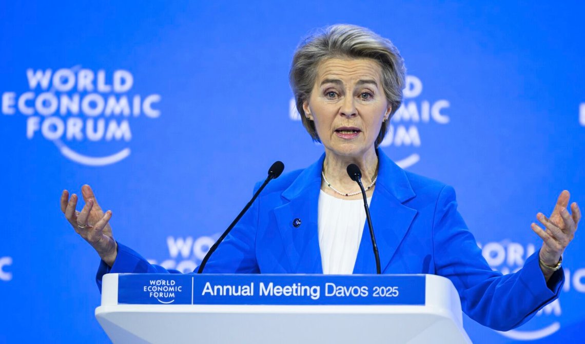 Europeiska kommissionens ordförande Ursula von der Leyen talar under World Economic Forums (WEF) årsmöte i Davos den 21 januari 2025. Foto: Laurent Gillieron / Keystone via AP / NTB. Europeiska kommissionens ordförande Ursula von der Leyen talar under World Economic Forums (WEF) årsmöte i Davos den 21 januari 2025. Foto: Laurent Gillieron / Keystone via AP / NTB.