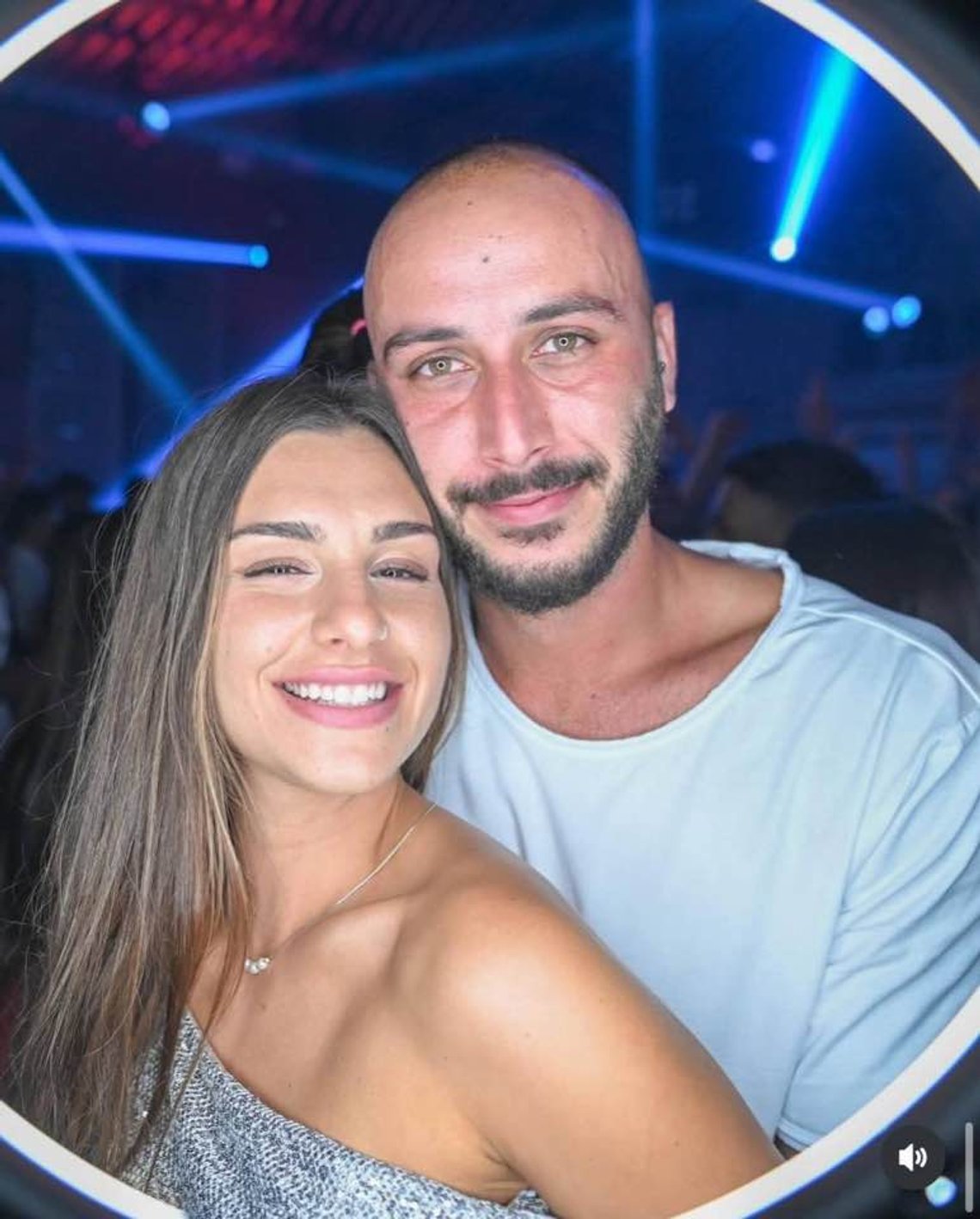 Roei Shalev överlevde men förlorade flickvännen Mapal Adam i massakern vid Nova-festivalen. Foto: Skärmdump Facebook/Privat. Roei Shalev överlevde men förlorade flickvännen Mapal Adam i massakern vid Nova-festivalen. Foto: Skärmdump Facebook/Privat.