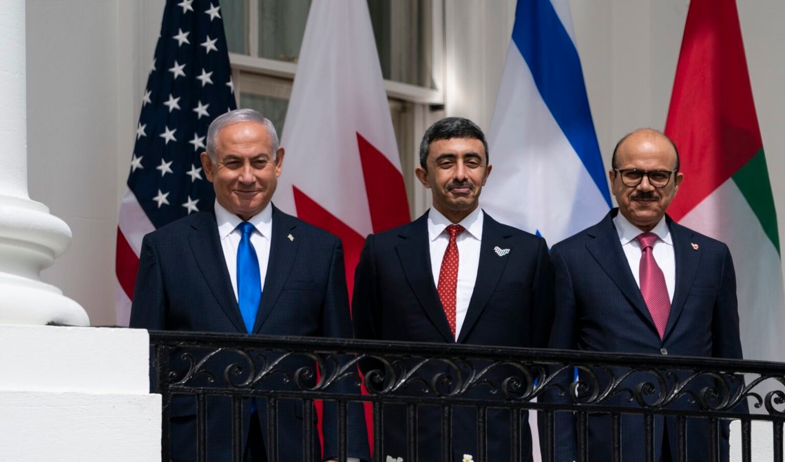 Året är 2020 och Israels premiärminister Benjamin Netanyahu, Förenade Arabemiratens utrikesminister Abdullah bin Zayed al-Nahyan och Bahrains utrikesminister Khalid bin Ahmed Al Khalifa har undertecknat ett av Abrahamavtalen under Trumps första mandatperiod i Vita huset. Foto: Alex Brandon / AP / NTB. Året är 2020 och Israels premiärminister Benjamin Netanyahu, Förenade Arabemiratens utrikesminister Abdullah bin Zayed al-Nahyan och Bahrains utrikesminister Khalid bin Ahmed Al Khalifa har undertecknat ett av Abrahamavtalen under Trumps första mandatperiod i Vita huset. Foto: Alex Brandon / AP / NTB.