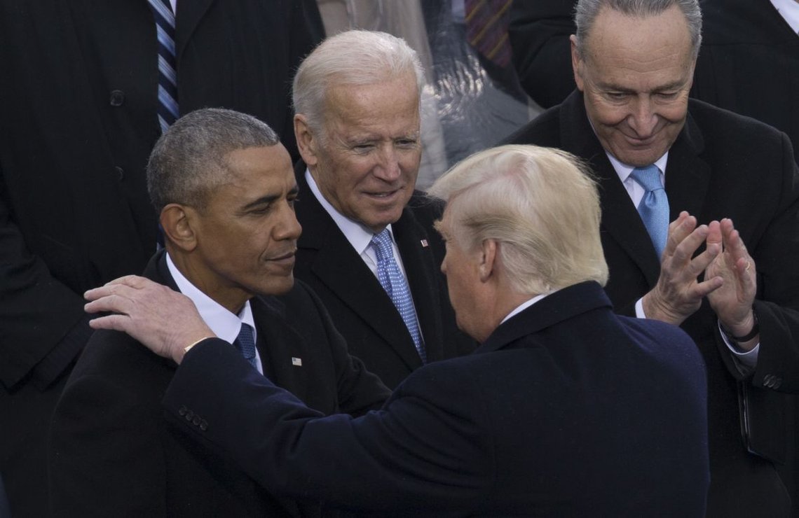 President Donald J. Trump skakar hand med USA:s 44:e president, Barack H. Obama, under den 58:e presidentinstallationen i Kapitolium i Washington, D.C., den 20 januari 2017. Foto av Lance Cpl. Cristian L. Ricardo från US Marine Corps. Wikipedia. President Donald J. Trump skakar hand med USA:s 44:e president, Barack H. Obama, under den 58:e presidentinstallationen i Kapitolium i Washington, D.C., den 20 januari 2017. Foto av Lance Cpl. Cristian L. Ricardo från US Marine Corps. Wikipedia.