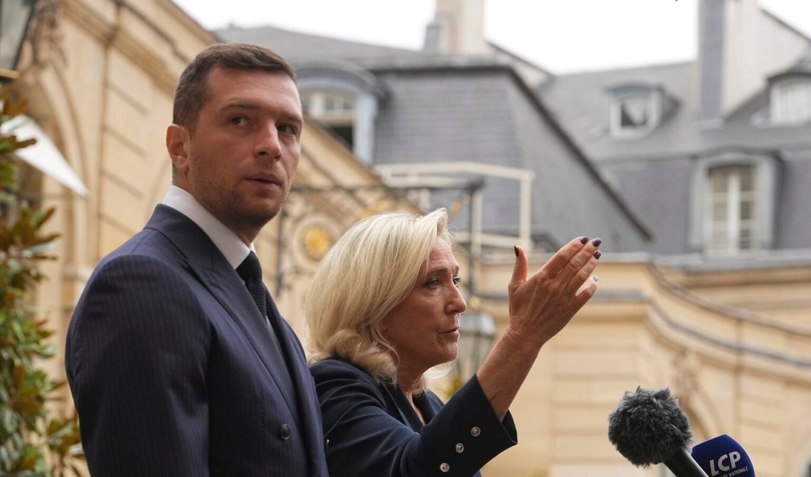 Rassemblement Nationals (RN) ledare Jordan Bardella med partiets mångårige ledare och presidentkandidat Marine Le Pen kommer ut från den franske premiärministerns kontor i Paris den 2 september 2025. Foto: Thibault Camus / AP / NTB. Rassemblement Nationals (RN) ledare Jordan Bardella med partiets mångårige ledare och presidentkandidat Marine Le Pen kommer ut från den franske premiärministerns kontor i Paris den 2 september 2025. Foto: Thibault Camus / AP / NTB.