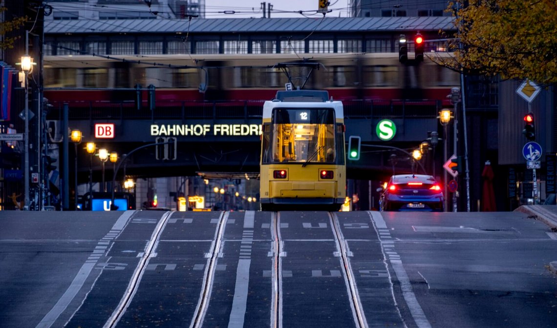 En spårvagn närmar sig tågstationen Friedrichstrasse i Berlin den 19 oktober 2024. Foto: Michael Probst / AP / NTB. En spårvagn närmar sig tågstationen Friedrichstrasse i Berlin den 19 oktober 2024. Foto: Michael Probst / AP / NTB.