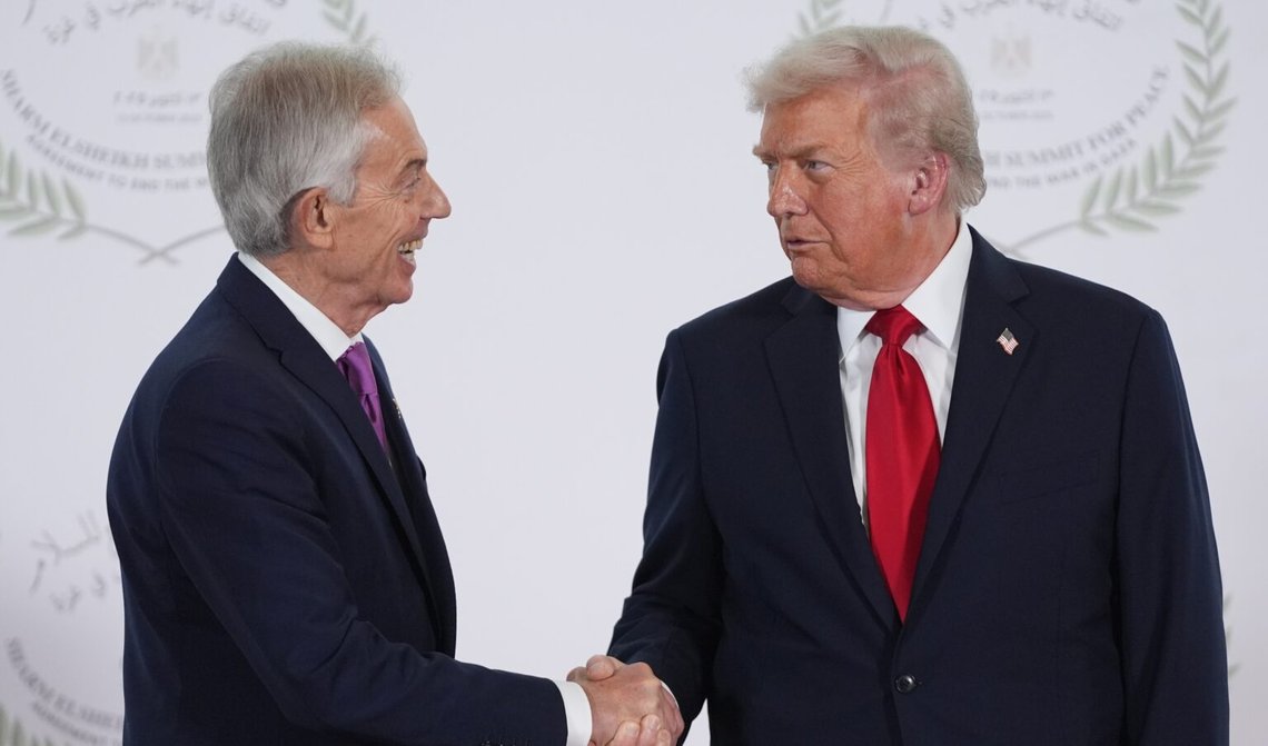 Donald Trump hälsar Tony Blair under vapenvilomötet i Sharm el-Sheikh den 13 oktober 2025. Foto: Evan Vucci / AP / NTB Donald Trump hälsar Tony Blair under vapenvilomötet i Sharm el-Sheikh den 13 oktober 2025. Foto: Evan Vucci / AP / NTB