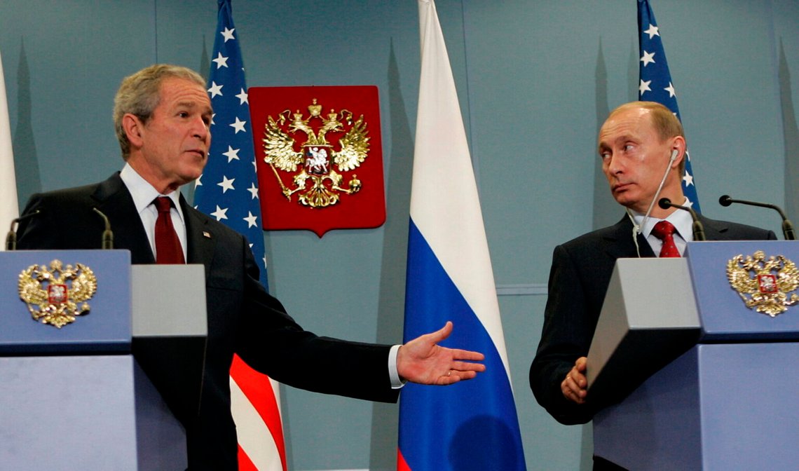 USA:s president George W. Bush och Rysslands president Vladimir Putin under en presskonferens i Sotji, Ryssland, den 6 april 2008. Foto: Alexander Zemlianichenko/AP/NTB. USA:s president George W. Bush och Rysslands president Vladimir Putin under en presskonferens i Sotji, Ryssland, den 6 april 2008. Foto: Alexander Zemlianichenko/AP/NTB.