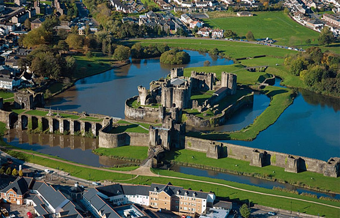 Caerphilly Castle. Foto: Cadw/ OGL v1.0/ Eikimedia Caerphilly Castle. Foto: Cadw/ OGL v1.0/ Eikimedia