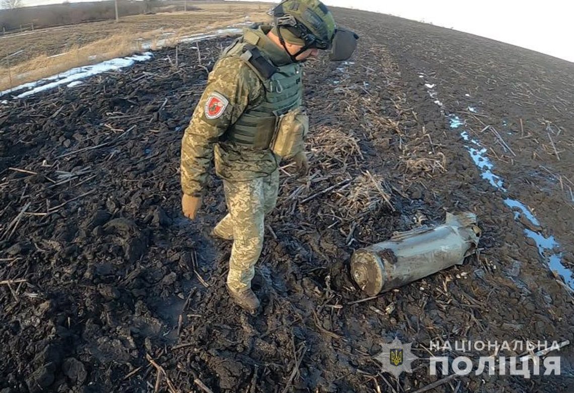 En ukrainsk soldat vid en odetonerad rysk bomb i Kupyansk. Foto: Wikimedia Commons En ukrainsk soldat vid en odetonerad rysk bomb i Kupyansk. Foto: Wikimedia Commons