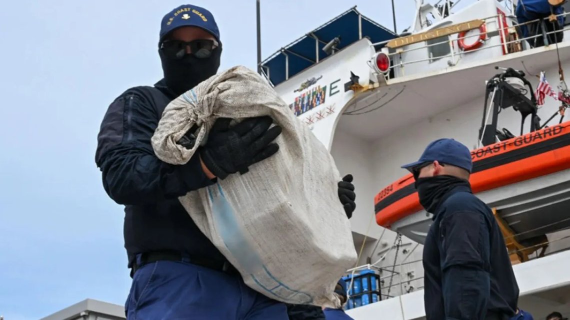 En officer på kustbevakningsfartyget USCG Cutter Diligence (WMEC 616) under en narkotikalossningsoperation vid kustbevakningssektorn St. Petersburg, Florida den 22 september 2025. Foto: US Coast Guard. En officer på kustbevakningsfartyget USCG Cutter Diligence (WMEC 616) under en narkotikalossningsoperation vid kustbevakningssektorn St. Petersburg, Florida den 22 september 2025. Foto: US Coast Guard.