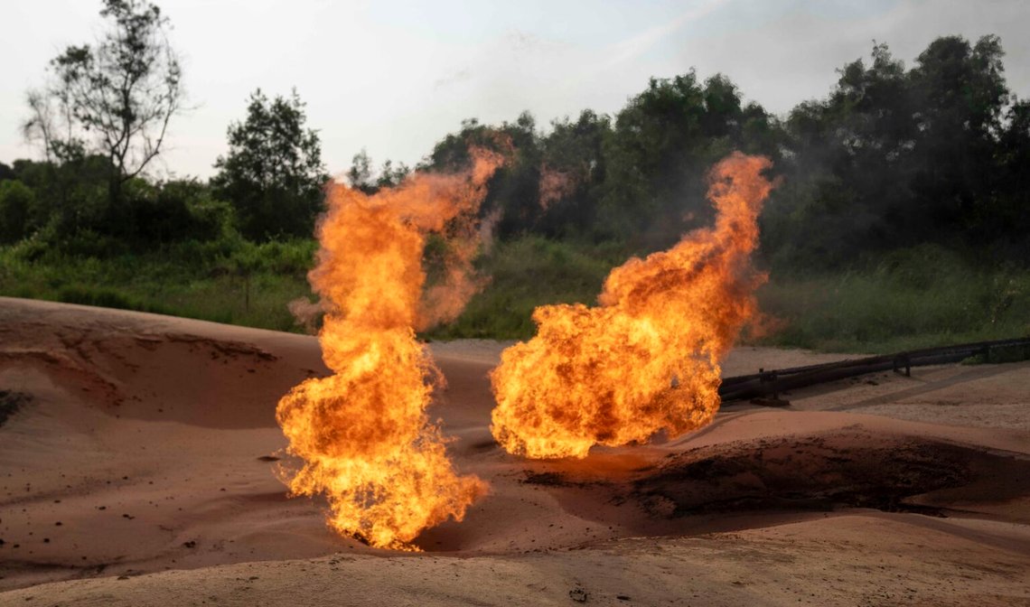 Fackling pågår vid ett oljefält nära Moanda i Kongo den 23 december 2023. Kongo är ett av de länder som kommer att minska utsläppen av växthusgaser i Norges ställe när vårt land köper klimatkvoter utomlands. Vad kan gå fel? Foto: Mosa'ab Elshamy / AP / NTB. Fackling pågår vid ett oljefält nära Moanda i Kongo den 23 december 2023. Kongo är ett av de länder som kommer att minska utsläppen av växthusgaser i Norges ställe när vårt land köper klimatkvoter utomlands. Vad kan gå fel? Foto: Mosa'ab Elshamy / AP / NTB.