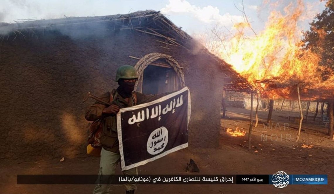 Islamiska staten attackerade flera kristna byar och brände ner hus i Cabo Delgado. Foto: Skärmdump X. Islamiska staten attackerade flera kristna byar och brände ner hus i Cabo Delgado. Foto: Skärmdump X.