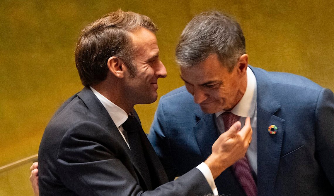 Frankrikes president Emmanuel Macron och Spaniens premiärminister Pedro Sanchez kramar varandra under FN:s generalförsamling i New York den 22 september 2025. Foto: Yuki Iwamura / AP / NTB. Frankrikes president Emmanuel Macron och Spaniens premiärminister Pedro Sanchez kramar varandra under FN:s generalförsamling i New York den 22 september 2025. Foto: Yuki Iwamura / AP / NTB.