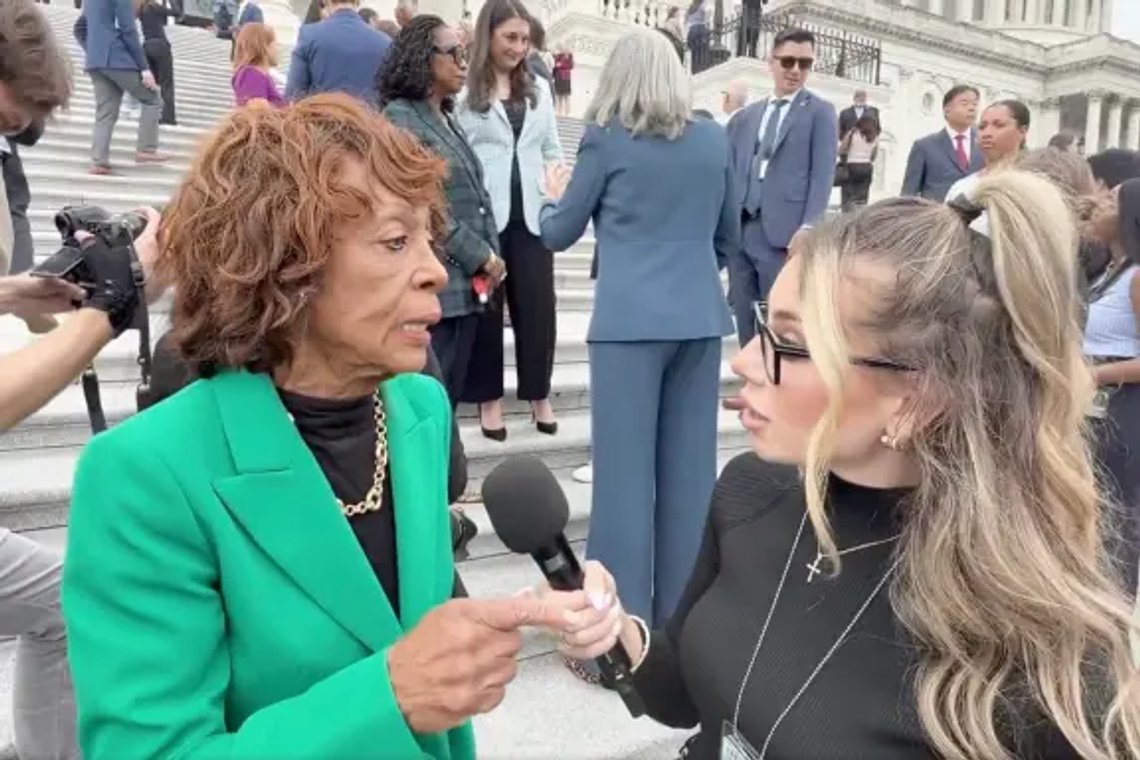 ”Stopp! Stopp!” sa en rasande Maxine Waters till LindellTV-reportern. ”Det här är den typen av journalistik vi inte behöver. Ni skapar splittring.” Foto: Skärmdimp video LindellTV. ”Stopp! Stopp!” sa en rasande Maxine Waters till LindellTV-reportern. ”Det här är den typen av journalistik vi inte behöver. Ni skapar splittring.” Foto: Skärmdimp video LindellTV.