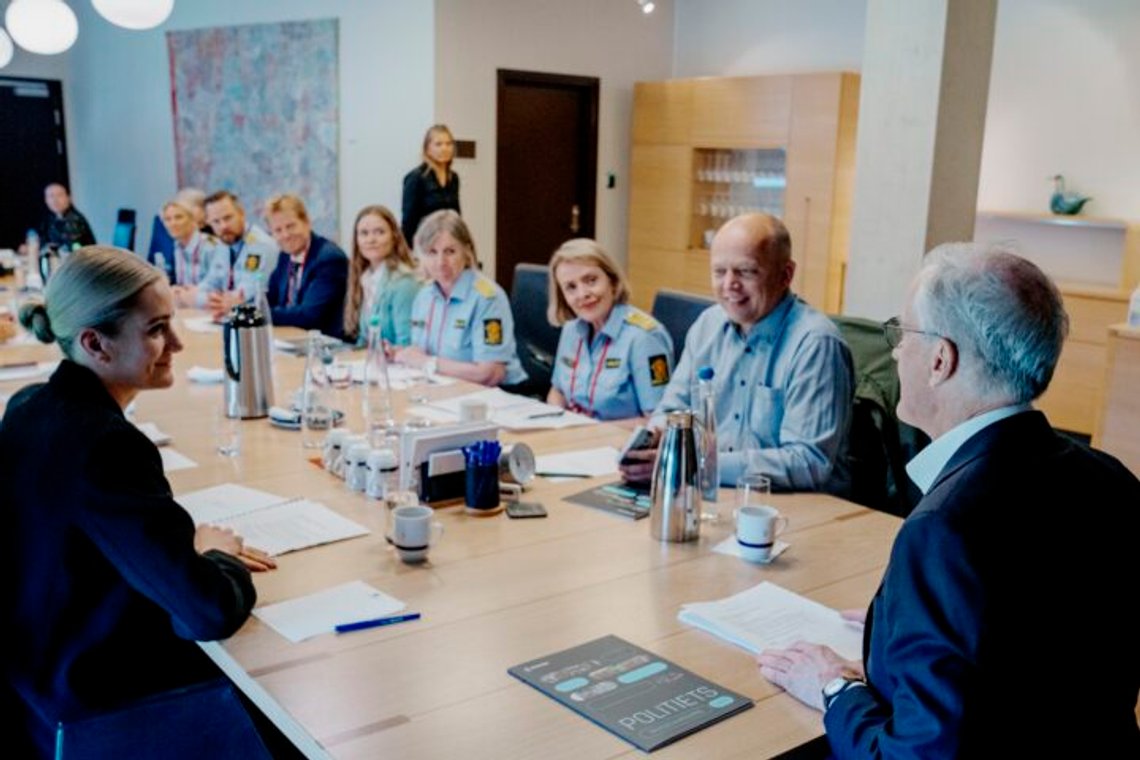 Norges statsminister Jonas Gahr Støre, justitieminister Emilie Enger Mehl och finansminister Trygve Slagsvold Vedum, polisdirektör Benedicte Bjørnland, chef för den norska kriminalpolisen Kristin Ottesen Kvigne, Åsne Hugdal Kalberg i den norska kriminalpolisen, chef för norska kriminalpolisen, chefen för den norska kriminalpolisen, Pål Le Geputeth, polischefen Pål Le Geputeth i Oslo, Le Geputeth. Holmskov Storli i polisen i möte om brottsläget den 7 juni 2024. Foto: Stian Lysberg Solum / NTB. Norges statsminister Jonas Gahr Støre, justitieminister Emilie Enger Mehl och finansminister Trygve Slagsvold Vedum, polisdirektör Benedicte Bjørnland, chef för den norska kriminalpolisen Kristin Ottesen Kvigne, Åsne Hugdal Kalberg i den norska kriminalpolisen, chef för norska kriminalpolisen, chefen för den norska kriminalpolisen, Pål Le Geputeth, polischefen Pål Le Geputeth i Oslo, Le Geputeth. Holmskov Storli i polisen i möte om brottsläget den 7 juni 2024. Foto: Stian Lysberg Solum / NTB.