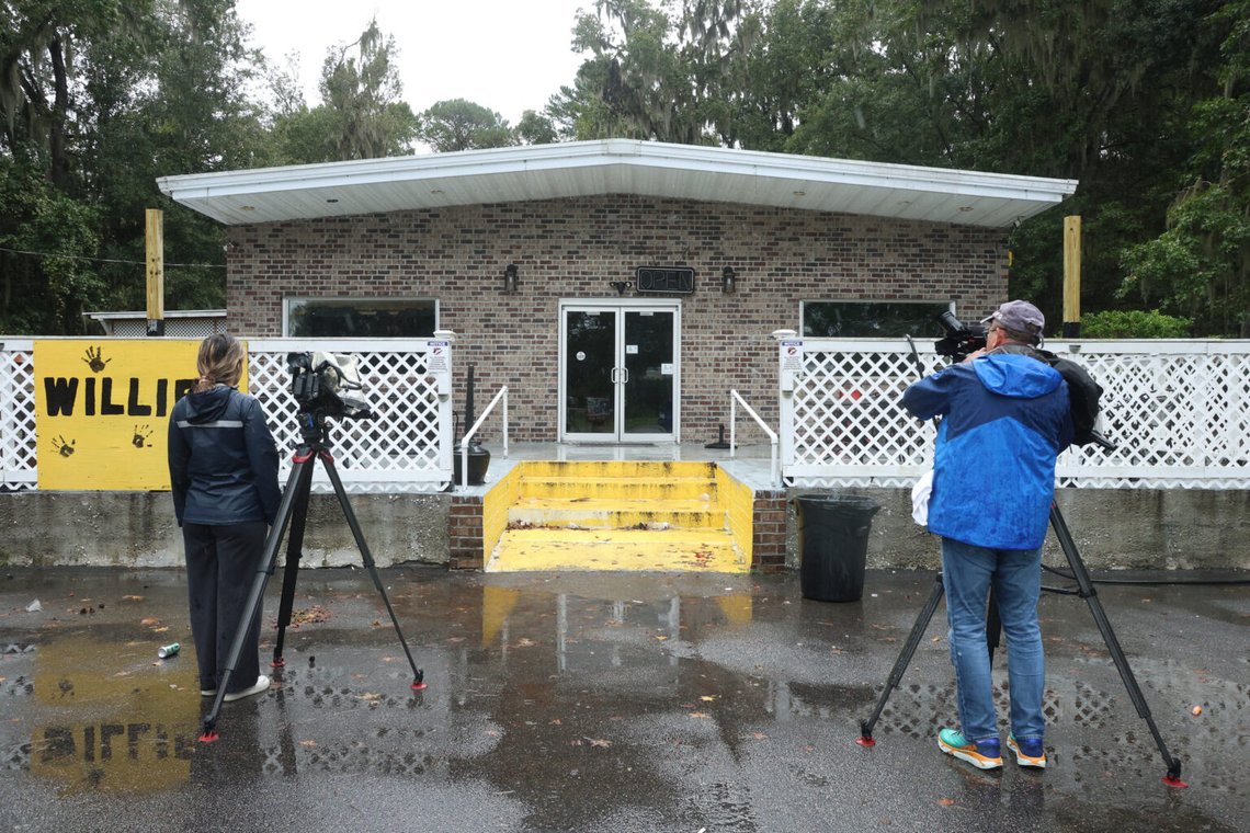 Willie's Bar and Grill på St. Helena Island, South Carolina, efter en skjutning tidigt på söndagen den 12 oktober 2025. Minst fyra personer miste livet. Foto: Lewis M. Levine/AP/NTB Willie's Bar and Grill på St. Helena Island, South Carolina, efter en skjutning tidigt på söndagen den 12 oktober 2025. Minst fyra personer miste livet. Foto: Lewis M. Levine/AP/NTB