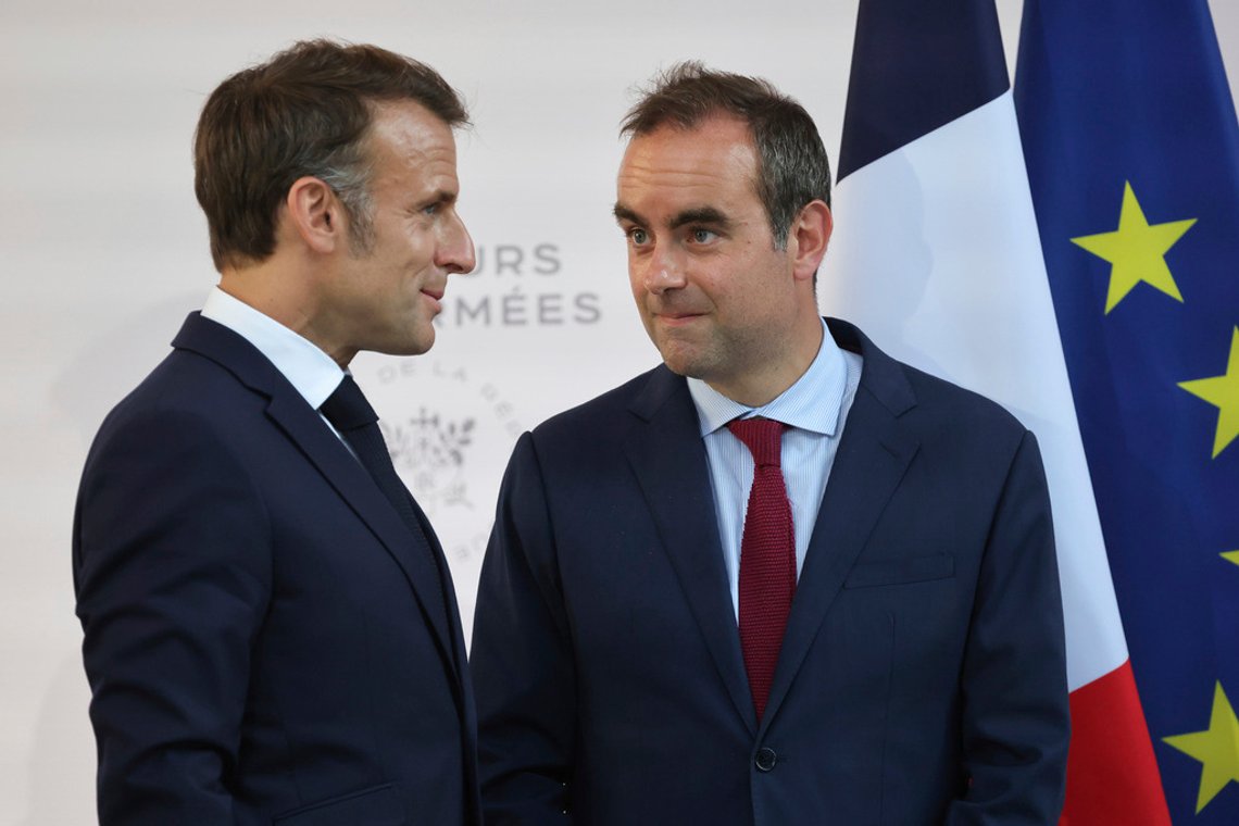 På måndagen avgick Macrons sjunde premiärminister, Sébastien Lecornu (höger). Foto: Ludovic Marin / AP / NTB På måndagen avgick Macrons sjunde premiärminister, Sébastien Lecornu (höger). Foto: Ludovic Marin / AP / NTB