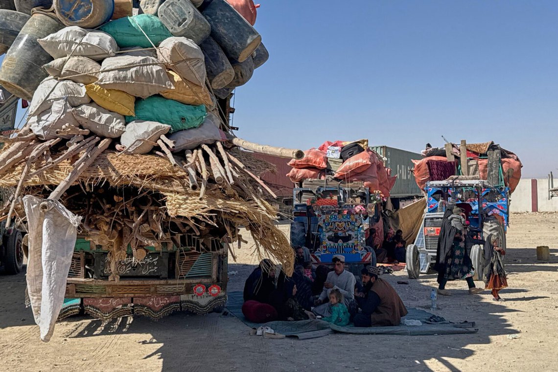 Afghanska flyktingar sitter bredvid sina tillhörigheter lastade på fordon medan de väntar på att gränsövergången öppnar, vilken stängdes efter att afghanska och pakistanska säkerhetsstyrkor utbytt skottlossning över gränsen, vid ett läger i Chaman, Pakistan, söndagen den 12 oktober 2025. Foto: AP Photo Afghanska flyktingar sitter bredvid sina tillhörigheter lastade på fordon medan de väntar på att gränsövergången öppnar, vilken stängdes efter att afghanska och pakistanska säkerhetsstyrkor utbytt skottlossning över gränsen, vid ett läger i Chaman, Pakistan, söndagen den 12 oktober 2025. Foto: AP Photo