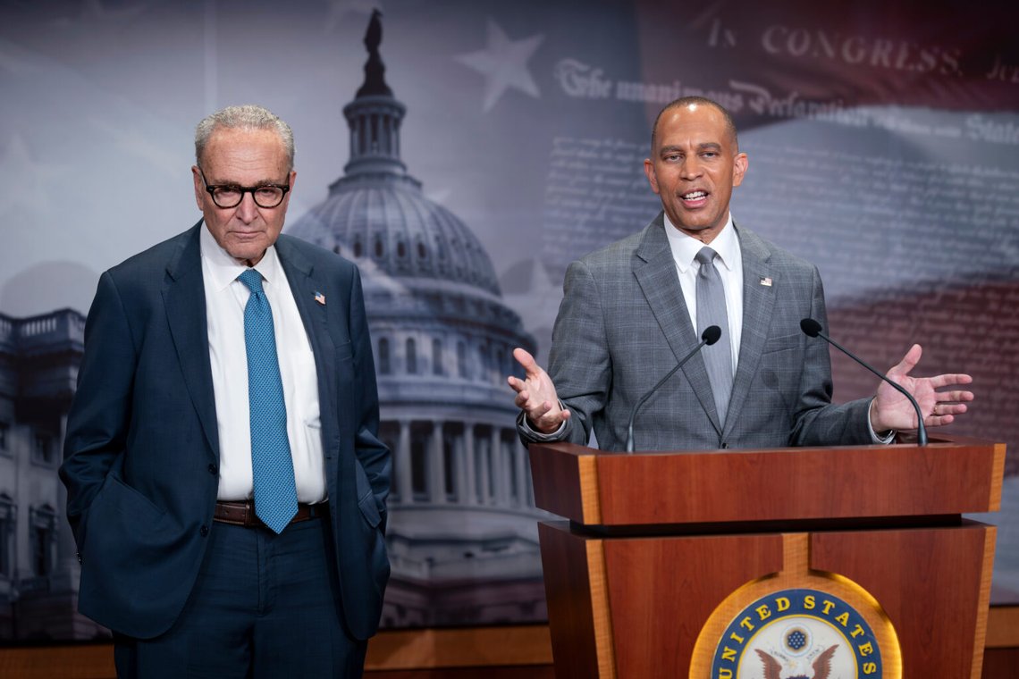 Demokraternas minoritetsledare Chuck Schumer (senaten) och Hakeem Jeffries (representanthuset) efter att ha träffat president Donald Trump och majoritetsledare om krisen med regeringens finansiering, måndagen den 29 september. Nedstängningen av den federala regeringen inleddes två dagar senare. Foto: J. Scott Applewhite/ AP/ NTB Demokraternas minoritetsledare Chuck Schumer (senaten) och Hakeem Jeffries (representanthuset) efter att ha träffat president Donald Trump och majoritetsledare om krisen med regeringens finansiering, måndagen den 29 september. Nedstängningen av den federala regeringen inleddes två dagar senare. Foto: J. Scott Applewhite/ AP/ NTB