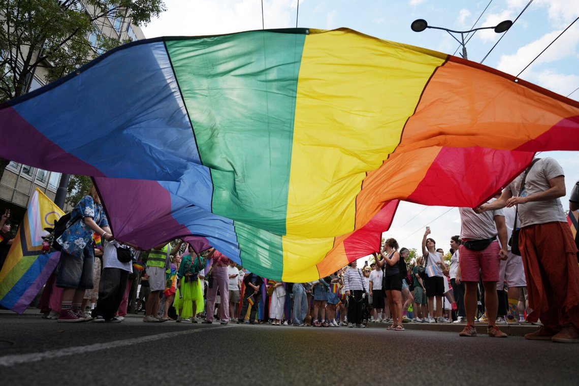 Prideflaggan vajar fortfarande, men det finns färre av dem, åtminstone i Trumps USA. Foto: Darko Vojinovic/ AP/ NTB Prideflaggan vajar fortfarande, men det finns färre av dem, åtminstone i Trumps USA. Foto: Darko Vojinovic/ AP/ NTB