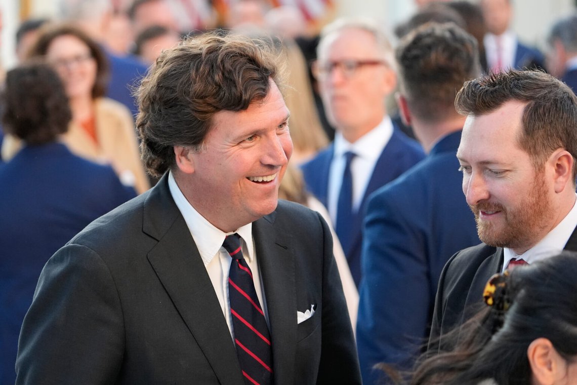 Tucker Carlson talar efter att president Donald Trump postumt tilldelat Charlie Kirk Presidential Medal of Freedom i Vita husets rosenträdgård, tisdagen den 14 oktober 2025 i Washington. Foto: Alex Brandon/AP Photo Tucker Carlson talar efter att president Donald Trump postumt tilldelat Charlie Kirk Presidential Medal of Freedom i Vita husets rosenträdgård, tisdagen den 14 oktober 2025 i Washington. Foto: Alex Brandon/AP Photo