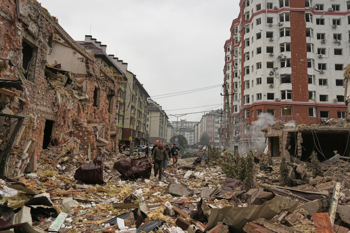 Människor observerar förstörelsen av bostadshus efter en rysk attack mot Kiev den 28 september 2025. Foto: Efrem Lukatsky / AP / NTB. Människor observerar förstörelsen av bostadshus efter en rysk attack mot Kiev den 28 september 2025. Foto: Efrem Lukatsky / AP / NTB.