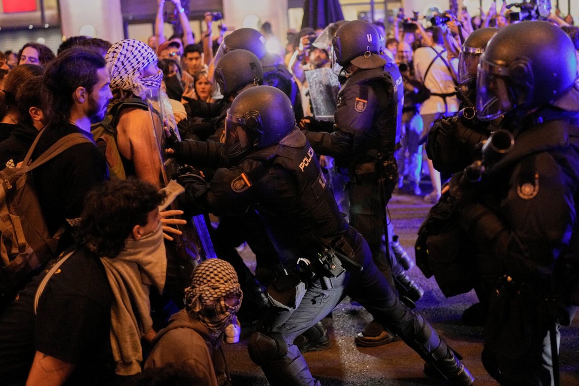 Poliser i slagsmål med pro-palestinska demonstranter i Madrid, torsdagen den 2 oktober 2025, efter en demonstration som hölls i solidaritet med Global Sumud-flottiljen efter att dess fartyg stoppats av den israeliska flottan. Foto: Bernat Armangue/AP Photo Poliser i slagsmål med pro-palestinska demonstranter i Madrid, torsdagen den 2 oktober 2025, efter en demonstration som hölls i solidaritet med Global Sumud-flottiljen efter att dess fartyg stoppats av den israeliska flottan. Foto: Bernat Armangue/AP Photo