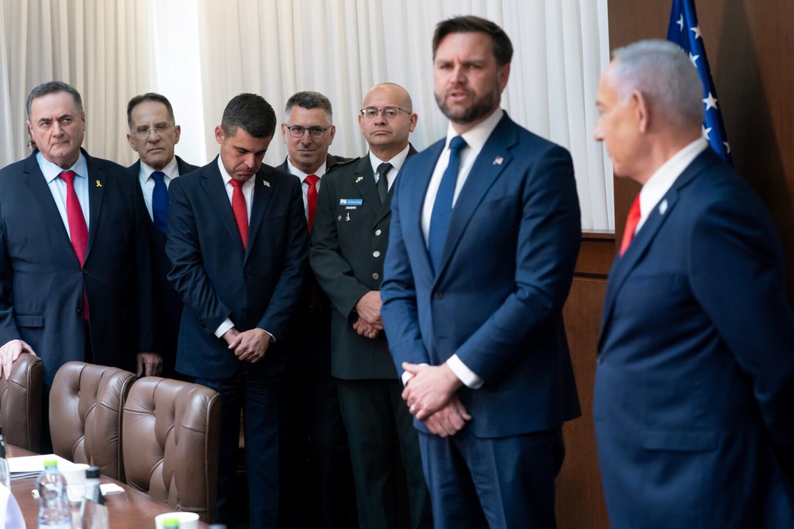 Medlemmar av Israels premiärminister Benjamin Netanyahus regering, inklusive försvarsminister Israel Katz, från vänster, stabschefen Tzachi Braverman, talespersonen Ziv Agmon, utrikesminister Gideon Sa'ar och generalmajor Roman Gofman, lyssnar när USA:s vicepresident JD Vance och premiärminister Netanyahu möts vid premiärministerns kansli i Jerusalem, onsdagen den 22 oktober 2025. Foto: Nathan Howard/The New York Times via AP, Pool Medlemmar av Israels premiärminister Benjamin Netanyahus regering, inklusive försvarsminister Israel Katz, från vänster, stabschefen Tzachi Braverman, talespersonen Ziv Agmon, utrikesminister Gideon Sa'ar och generalmajor Roman Gofman, lyssnar när USA:s vicepresident JD Vance och premiärminister Netanyahu möts vid premiärministerns kansli i Jerusalem, onsdagen den 22 oktober 2025. Foto: Nathan Howard/The New York Times via AP, Pool