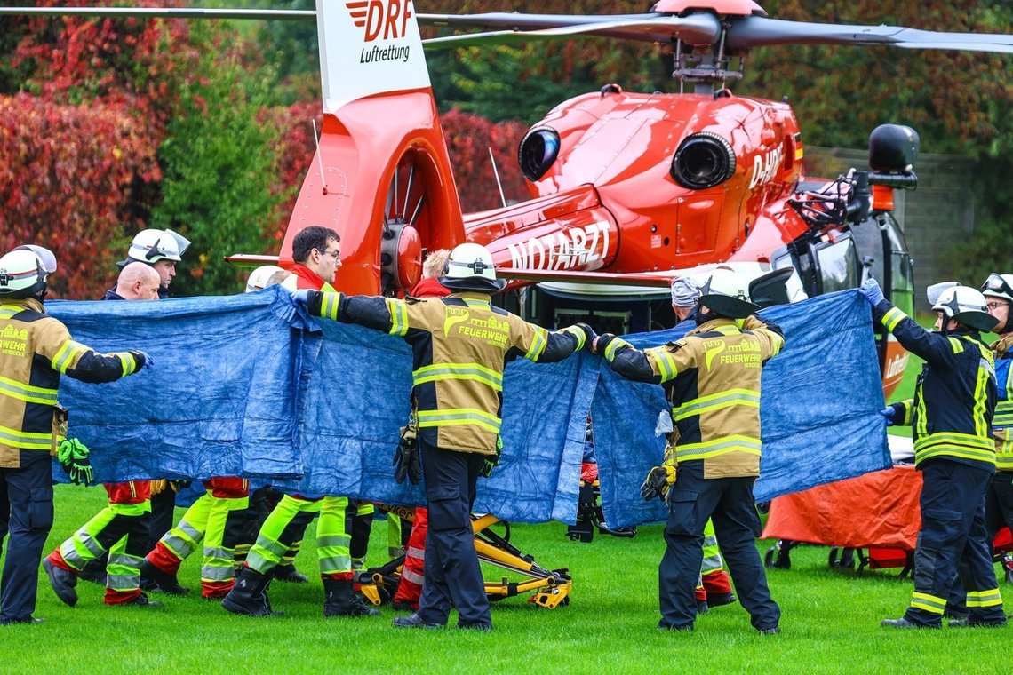 Räddningstjänsten står bredvid en räddningshelikopter i Herdecke, Tyskland, efter att den nyvalda borgmästaren i Herdecke, Iris Stalzer (SPD), hittades knivhuggen och med livshotande skador i sin lägenhet. Foto: Alex Talash /dpa via AP/NTB Räddningstjänsten står bredvid en räddningshelikopter i Herdecke, Tyskland, efter att den nyvalda borgmästaren i Herdecke, Iris Stalzer (SPD), hittades knivhuggen och med livshotande skador i sin lägenhet. Foto: Alex Talash /dpa via AP/NTB