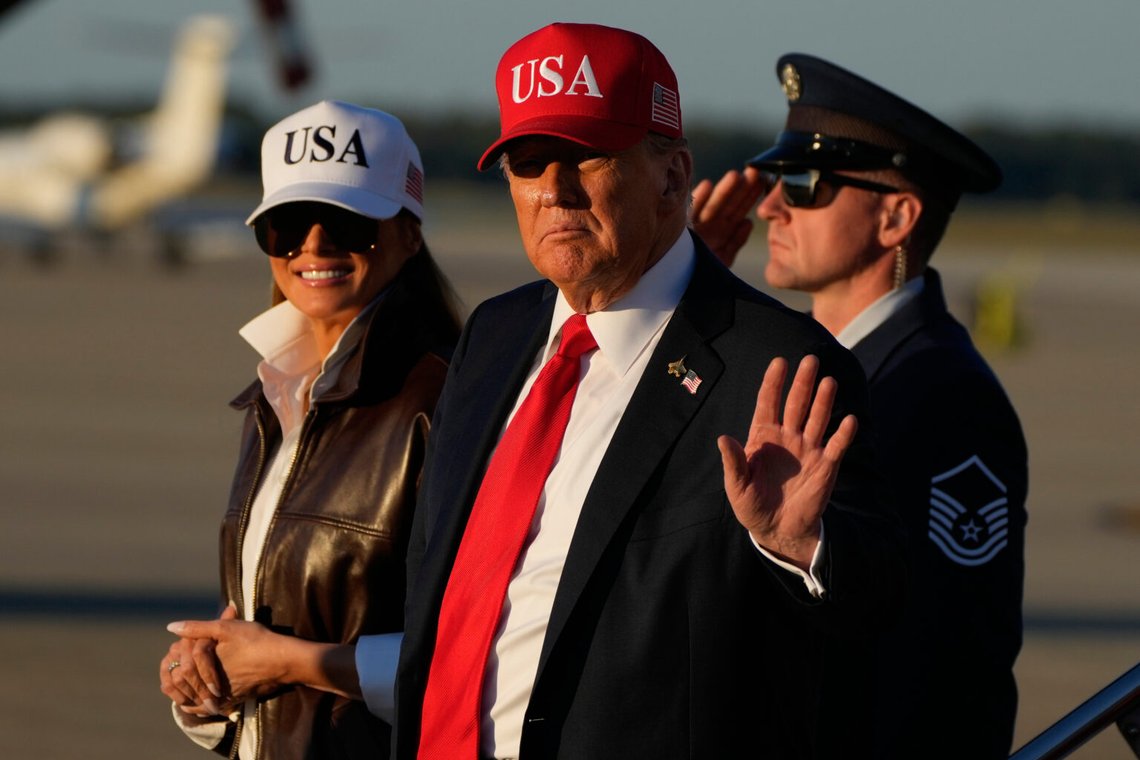 President Donald Trump anlände till Joint Base Andrews i Maryland på söndagen efter att ha rest till Norfolk, Virginia, för att delta i den amerikanska flottans 250-årsjubileum. Foto: Alex Brandon/ AP / NTB President Donald Trump anlände till Joint Base Andrews i Maryland på söndagen efter att ha rest till Norfolk, Virginia, för att delta i den amerikanska flottans 250-årsjubileum. Foto: Alex Brandon/ AP / NTB