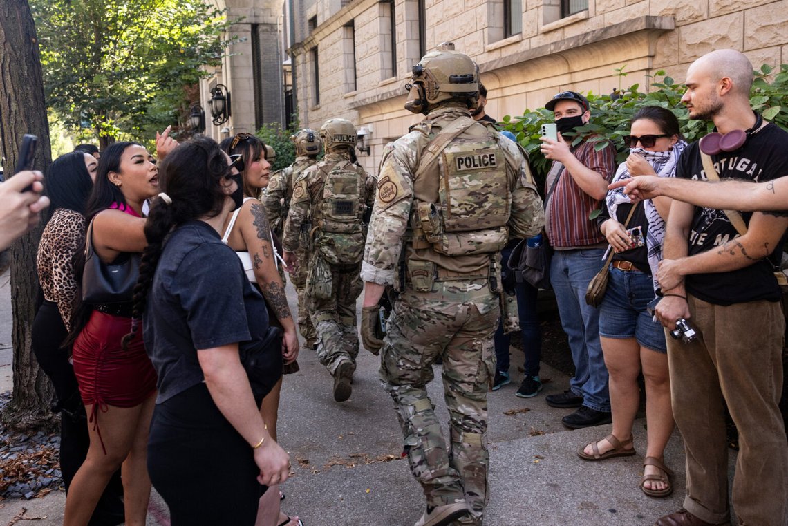 Fotgängare skriker åt federala agenter från ICE på uppdrag i Chicago förra söndagen. Foto: Ashlee Rezin /Chicago Sun-Times via AP/NTB Fotgängare skriker åt federala agenter från ICE på uppdrag i Chicago förra söndagen. Foto: Ashlee Rezin /Chicago Sun-Times via AP/NTB