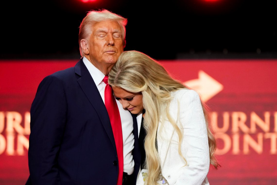 President Donald Trump tröstar Erika Kirk vid slutet av minnesceremonin för hennes make Charlie Kirk, söndagen den 21 september 2025, på State Farm Stadium i Glendale, Arizona. Foto: Julia Demaree Nikhinson/ AP/ NTB President Donald Trump tröstar Erika Kirk vid slutet av minnesceremonin för hennes make Charlie Kirk, söndagen den 21 september 2025, på State Farm Stadium i Glendale, Arizona. Foto: Julia Demaree Nikhinson/ AP/ NTB