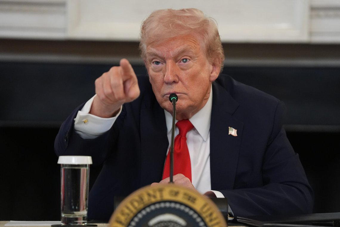 President Donald Trump talar under ett rundabordsmöte om antifa i Vita husets matsal, onsdag 8 oktober 2025, i Washington. Foto: Evan Vucci/AP Photo President Donald Trump talar under ett rundabordsmöte om antifa i Vita husets matsal, onsdag 8 oktober 2025, i Washington. Foto: Evan Vucci/AP Photo