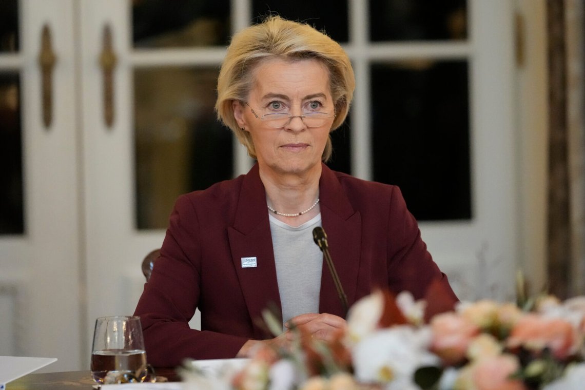 Europeiska kommissionens ordförande Ursula von der Leyen deltar i ett plenarmöte vid toppmötet för den informella MED9-gruppen med de nio likasinnade EU-medlemsstaterna i Medelhavsområdet i Portoroz, Slovenien, måndagen den 20 oktober 2025. Foto: Darko Bandic/ AP Photo Europeiska kommissionens ordförande Ursula von der Leyen deltar i ett plenarmöte vid toppmötet för den informella MED9-gruppen med de nio likasinnade EU-medlemsstaterna i Medelhavsområdet i Portoroz, Slovenien, måndagen den 20 oktober 2025. Foto: Darko Bandic/ AP Photo