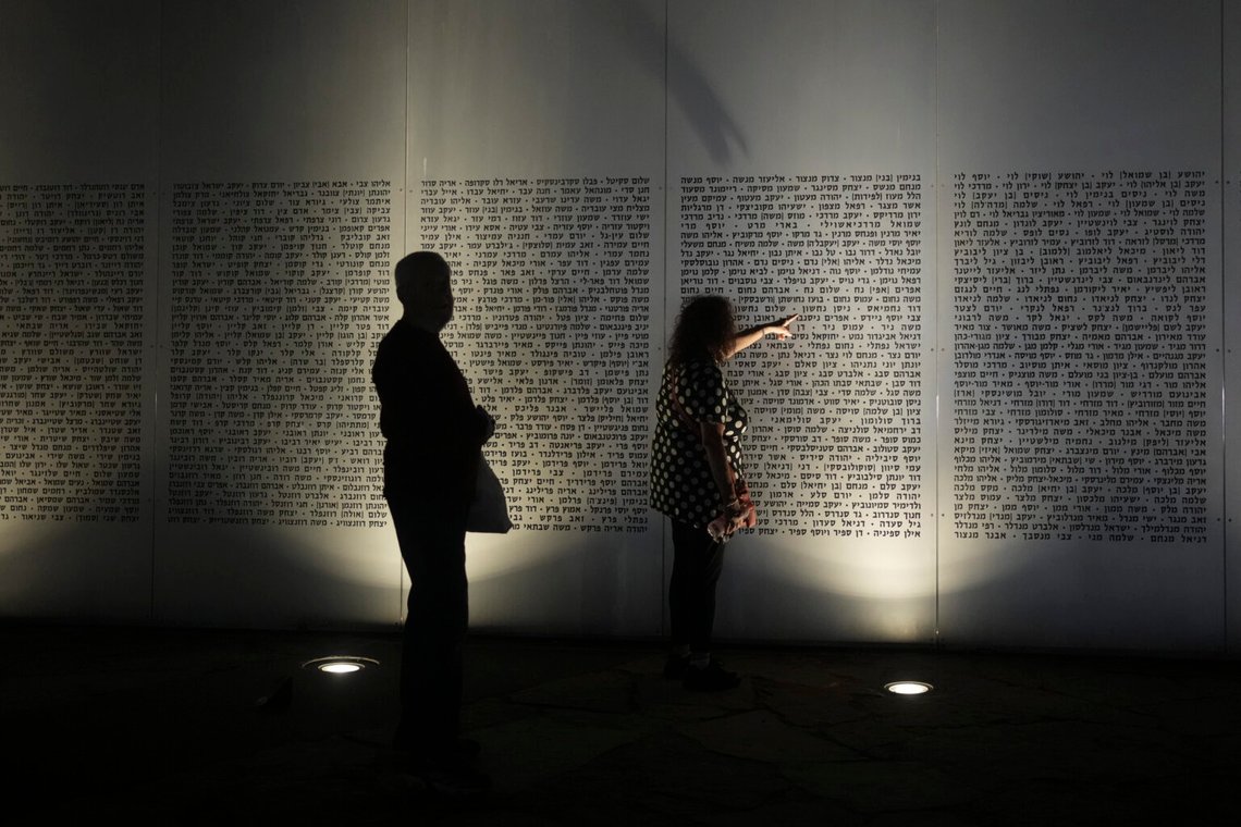Människor tittar på namnen på fallna soldater före en ceremoni till minne av 50-årsdagen av Yom Kippur-kriget 1973 vid Armored Corps minnesplats i Latrun, Israel, onsdagen den 27 september 2023. Foto: Maya Alleruzzo/AP Photo Människor tittar på namnen på fallna soldater före en ceremoni till minne av 50-årsdagen av Yom Kippur-kriget 1973 vid Armored Corps minnesplats i Latrun, Israel, onsdagen den 27 september 2023. Foto: Maya Alleruzzo/AP Photo