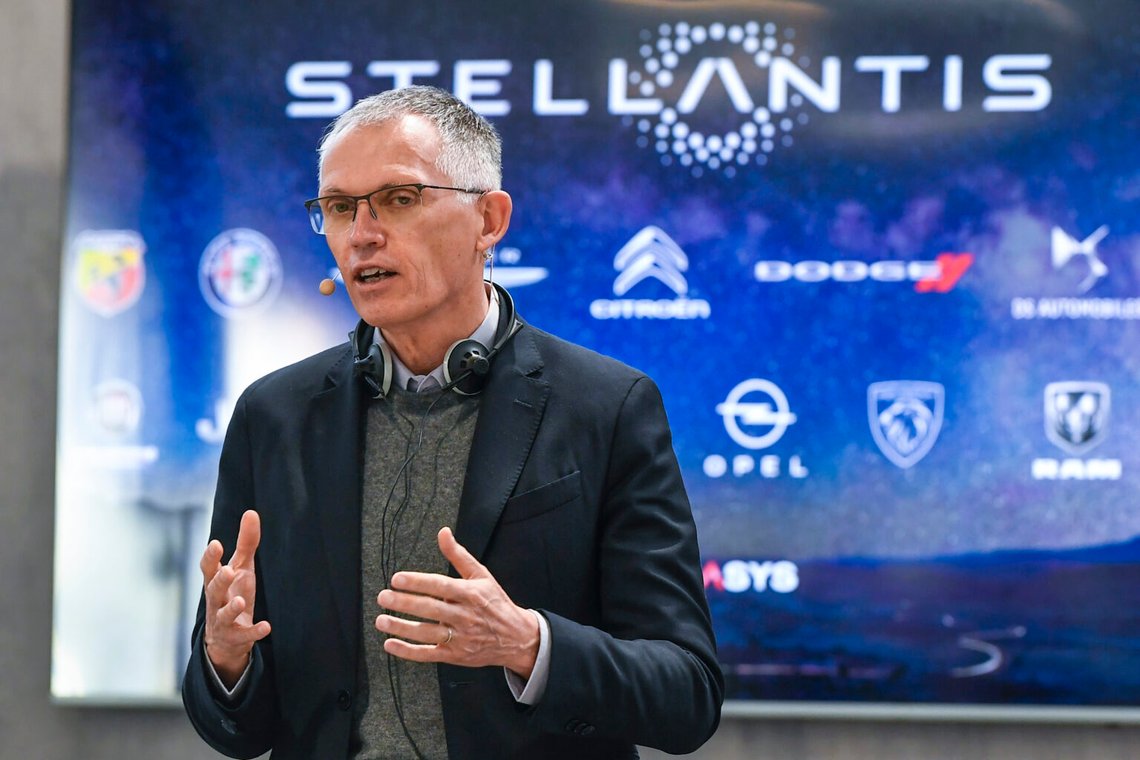 Stellantis VD Carlos Tavares talar under en presskonferens efter ett möte med fackföreningar i Turin, Italien, den 31 mars 2022. Italiens premiärminister Giorgia Meloni kritiserade biltillverkaren Stellantis i parlamentet och anklagade den för att försvaga Italiens industriella fotavtryck efter sammanslagningen av FiatChrysler och PSA Peugeot, vilket skapade världens fjärde största biltillverkare. Foto: Fabio Ferrari, AP-NTB. Stellantis VD Carlos Tavares talar under en presskonferens efter ett möte med fackföreningar i Turin, Italien, den 31 mars 2022. Italiens premiärminister Giorgia Meloni kritiserade biltillverkaren Stellantis i parlamentet och anklagade den för att försvaga Italiens industriella fotavtryck efter sammanslagningen av FiatChrysler och PSA Peugeot, vilket skapade världens fjärde största biltillverkare. Foto: Fabio Ferrari, AP-NTB.