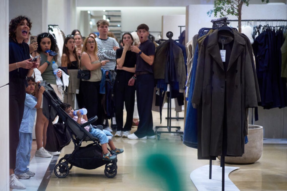 Kunder reagerar när demonstranter försöker bryta sig in i en Zara-butik under en pro-palestinsk demonstration i solidaritet med Global Sumud Flotilla efter att fartyg fångades upp av den israeliska marinen, i Barcelona, Spanien, lördag 4 oktober 2025. 4, 2025. Foto: Emilio Morenatti/ AP Photo. Kunder reagerar när demonstranter försöker bryta sig in i en Zara-butik under en pro-palestinsk demonstration i solidaritet med Global Sumud Flotilla efter att fartyg fångades upp av den israeliska marinen, i Barcelona, Spanien, lördag 4 oktober 2025. 4, 2025. Foto: Emilio Morenatti/ AP Photo.