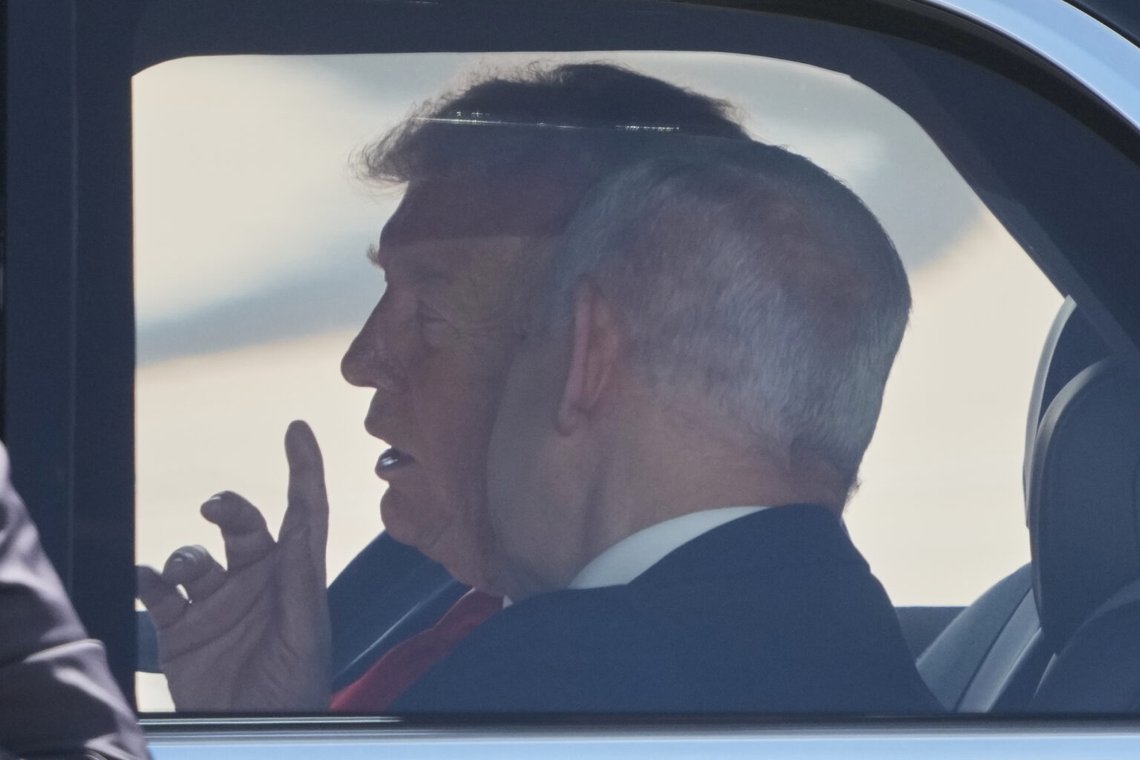 President Donald Trump talar med Israels premiärminister Benjamin Netanyahu när de sitter tillsammans i en bil efter en välkomstceremoni på Ben Gurion-flygplatsen nära Tel Aviv, Israel, måndagen den 13 oktober 2025. Foto: Ariel Schalit/AP Photo President Donald Trump talar med Israels premiärminister Benjamin Netanyahu när de sitter tillsammans i en bil efter en välkomstceremoni på Ben Gurion-flygplatsen nära Tel Aviv, Israel, måndagen den 13 oktober 2025. Foto: Ariel Schalit/AP Photo