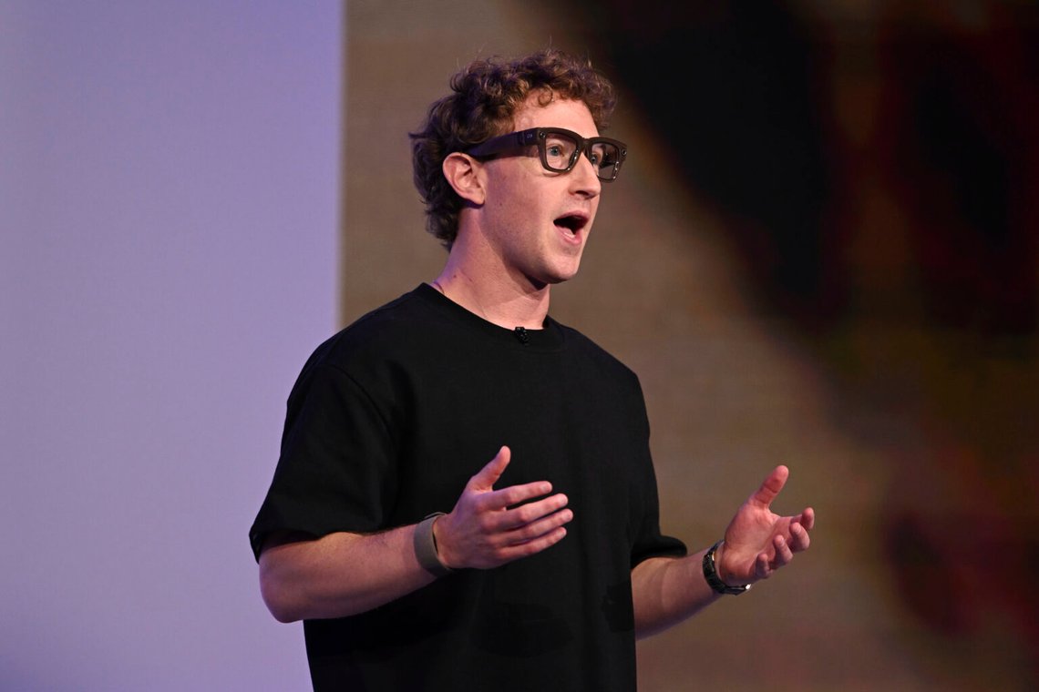 Metas VD Mark Zuckerberg bär smarta glasögon för artificiell intelligens och ett armband när han talar vid företagets Connect-utvecklarkonferens den 17 september 2025 i Menlo Park, Kalifornien. Foto: Nic Coury, AP-NTB. Metas VD Mark Zuckerberg bär smarta glasögon för artificiell intelligens och ett armband när han talar vid företagets Connect-utvecklarkonferens den 17 september 2025 i Menlo Park, Kalifornien. Foto: Nic Coury, AP-NTB.
