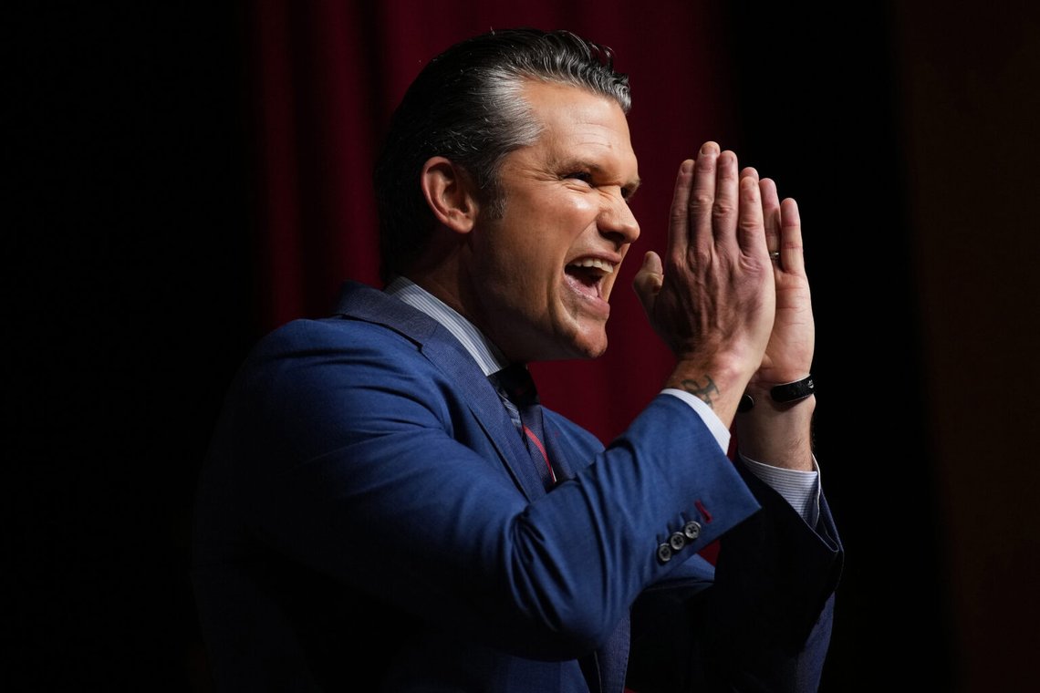 Försvarsminister Pete Hegseth talar till högt uppsatta militära ledare vid Marine Corps Base Quantico, tisdagen den 30 september 2025 i Quantico, Virginia. Foto: Andrew Harnik/Pool via AP Försvarsminister Pete Hegseth talar till högt uppsatta militära ledare vid Marine Corps Base Quantico, tisdagen den 30 september 2025 i Quantico, Virginia. Foto: Andrew Harnik/Pool via AP