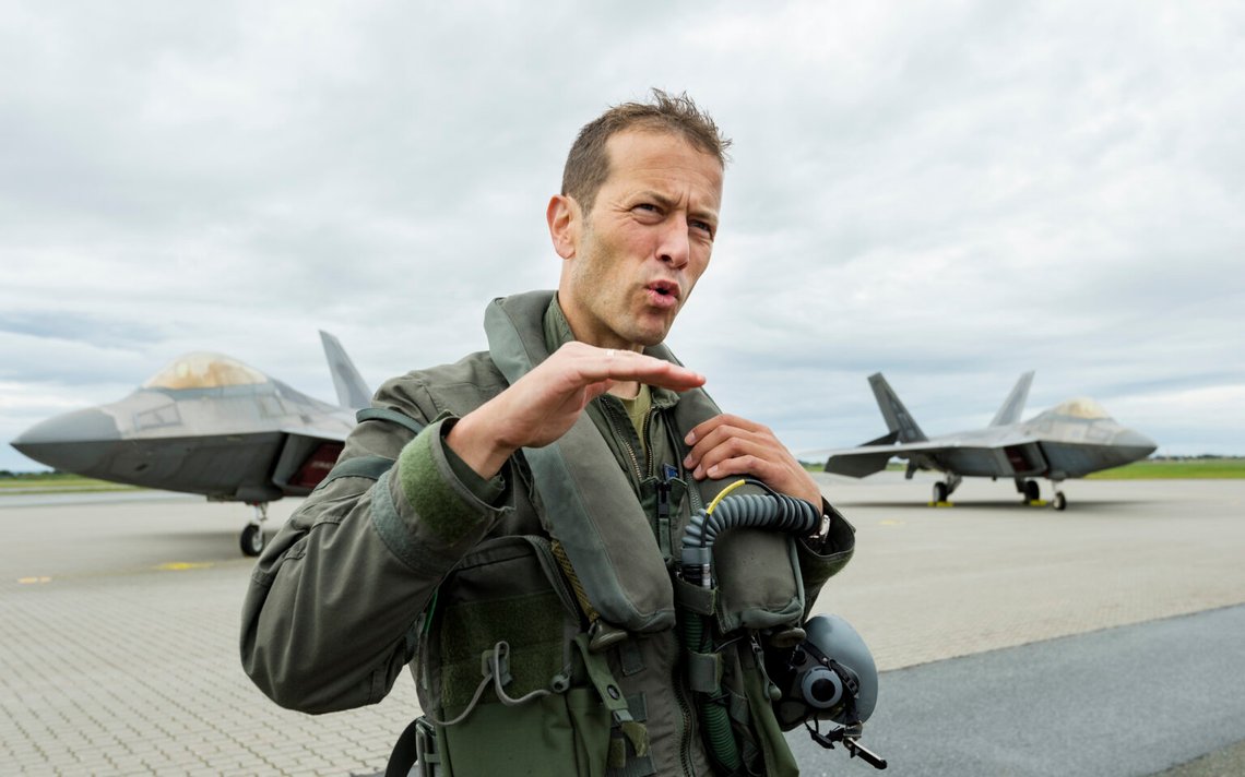 Överstelöjtnant Morten Hanche är befälhavare för den norska styrkan i Polen. Fotot framför två F-35-stridsflygplan togs på Ørlandet. Foto: Ned Alley / NTB Överstelöjtnant Morten Hanche är befälhavare för den norska styrkan i Polen. Fotot framför två F-35-stridsflygplan togs på Ørlandet. Foto: Ned Alley / NTB