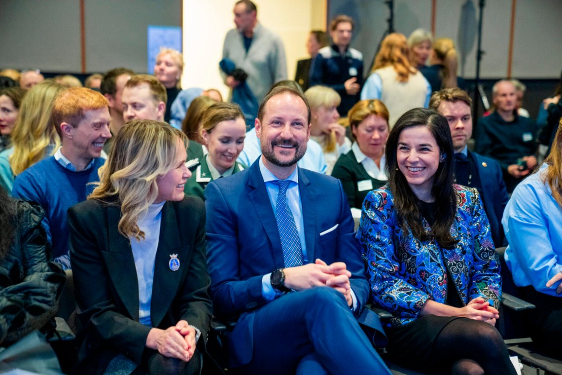 Oslo 20250128. Kronprins Haakon tillsammans med Oslos borgmästare Anne Lindboe (höger) och idrottspresident Zaineb Al-Samarai inför öppnandet av Krafttaket experience-konferensen på Rebel i Oslo. Konferensen kommer att diskutera det pågående mångfalds- och inkluderingsarbetet inom idrotten. Foto: Stian Lysberg Solum / NTB Oslo 20250128. Kronprins Haakon tillsammans med Oslos borgmästare Anne Lindboe (höger) och idrottspresident Zaineb Al-Samarai inför öppnandet av Krafttaket experience-konferensen på Rebel i Oslo. Konferensen kommer att diskutera det pågående mångfalds- och inkluderingsarbetet inom idrotten. Foto: Stian Lysberg Solum / NTB