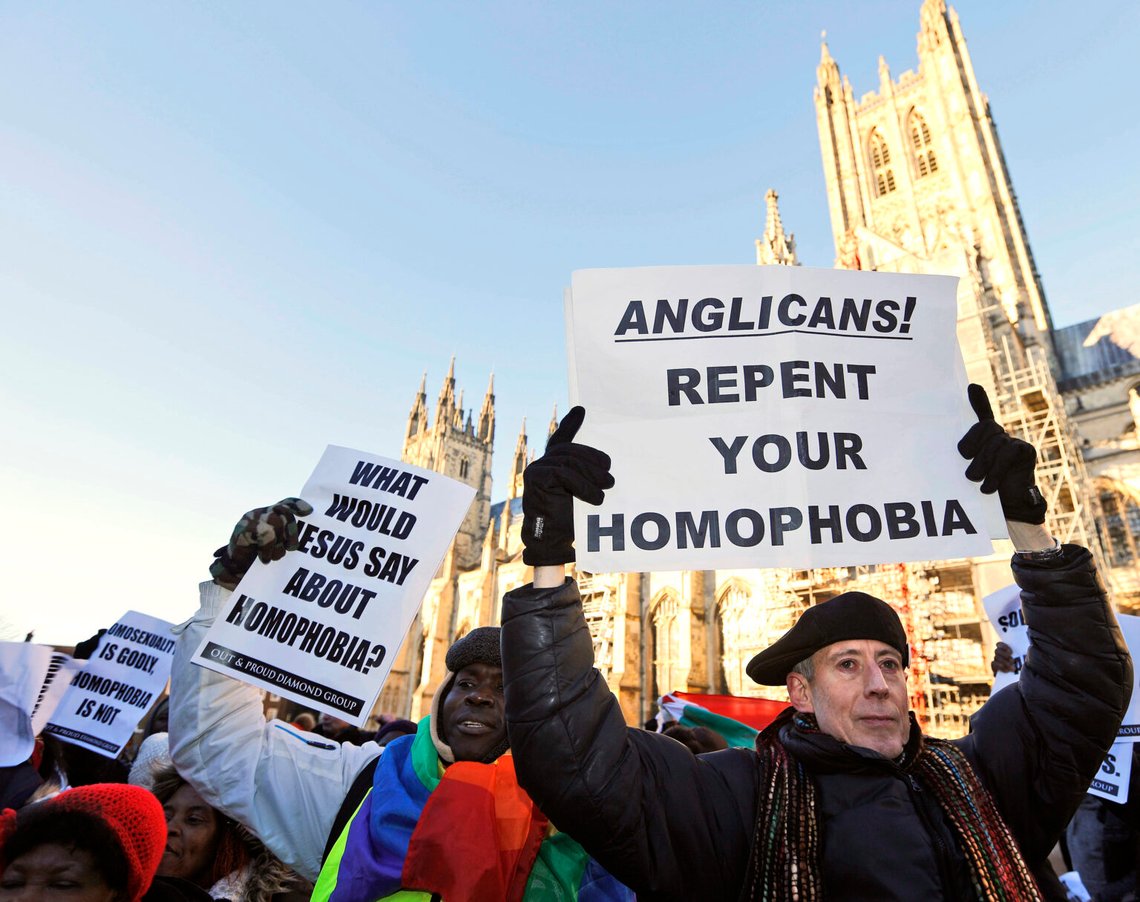 Människorättsaktivisten Peter Tatchell, till höger, demonstrerar tillsammans med andra mot anglikanska primaters beslut att straffa kyrkor som är för homosexuella i Nordamerika, framför Canterburykatedralen i Canterbury, England, fredagen den 15 januari 2016. Foto: Frank Augstein/AP Photo Människorättsaktivisten Peter Tatchell, till höger, demonstrerar tillsammans med andra mot anglikanska primaters beslut att straffa kyrkor som är för homosexuella i Nordamerika, framför Canterburykatedralen i Canterbury, England, fredagen den 15 januari 2016. Foto: Frank Augstein/AP Photo
