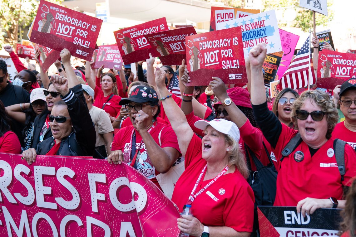Sjuksköterskor marscherar mot president Trumps auktoritära taktik vid aktionen No Kings Day of Defiance lördagen den 18 oktober, organiserad av National Nurses United och Indivisible SF, i San Francisco, Kalifornien. Foto: Don Feria/AP Content Services for National Nurses United Sjuksköterskor marscherar mot president Trumps auktoritära taktik vid aktionen No Kings Day of Defiance lördagen den 18 oktober, organiserad av National Nurses United och Indivisible SF, i San Francisco, Kalifornien. Foto: Don Feria/AP Content Services for National Nurses United