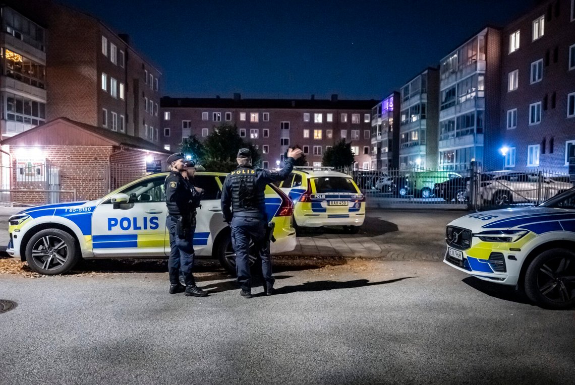 Polis på platsen vid Stenkulaskolan och Branteviksgatan i Malmö efter att en man hittats skadad efter vad polisen beskriver som ett slagsmål. Foto: Johan Nilsson/ TT-NTB. Polis på platsen vid Stenkulaskolan och Branteviksgatan i Malmö efter att en man hittats skadad efter vad polisen beskriver som ett slagsmål. Foto: Johan Nilsson/ TT-NTB.