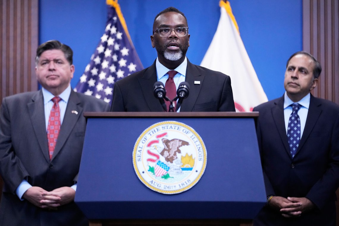 Chicagos borgmästare Brandon Johnson talar medan Illinois guvernör JB Pritzker och representanten Raja Krishnamoorthi lyssnar på honom vid en presskonferens i Chicago, måndagen den 6 oktober 2025. Foto: Nam Y. Huh/ AP/ NTB Chicagos borgmästare Brandon Johnson talar medan Illinois guvernör JB Pritzker och representanten Raja Krishnamoorthi lyssnar på honom vid en presskonferens i Chicago, måndagen den 6 oktober 2025. Foto: Nam Y. Huh/ AP/ NTB
