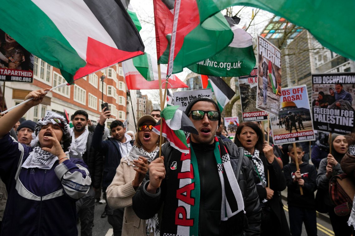 Så här har det sett ut på Londons gator sedan terrorattacken den 7 oktober 2023. Särskilt vid universiteten har det förekommit massiva demonstrationer, flera med tydlig hyllning till terroristgrupperna Hamas och Hizbollah. Foto: Kin Cheung/ AP/ NTB Så här har det sett ut på Londons gator sedan terrorattacken den 7 oktober 2023. Särskilt vid universiteten har det förekommit massiva demonstrationer, flera med tydlig hyllning till terroristgrupperna Hamas och Hizbollah. Foto: Kin Cheung/ AP/ NTB
