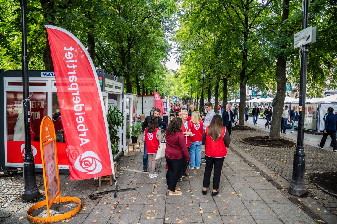 Arbeiderpartiet har fått nästan 189 miljoner norska kronor från LO sedan 2014. Illustrerat här vid Arbeiderpartiets vallokal i Karl Johans gate i Oslo före årets riksdagsval. Foto: Stian Lysberg Solum / NTB Arbeiderpartiet har fått nästan 189 miljoner norska kronor från LO sedan 2014. Illustrerat här vid Arbeiderpartiets vallokal i Karl Johans gate i Oslo före årets riksdagsval. Foto: Stian Lysberg Solum / NTB