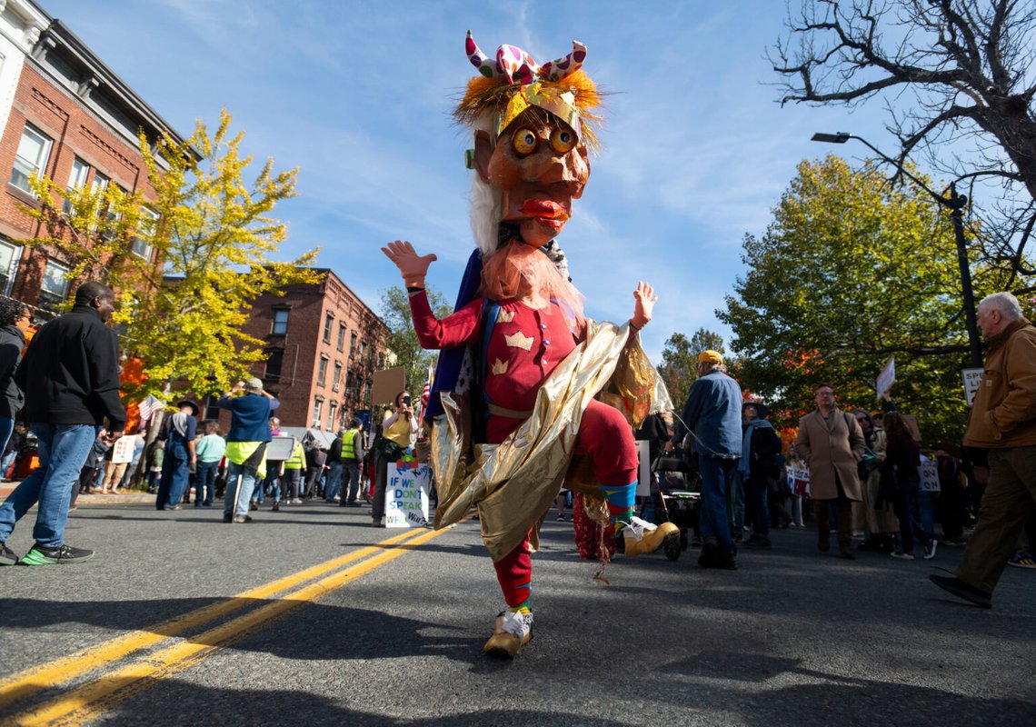 Demonstranten Ezzell Floranina klädde ut sig till en Trump-liknande clown under en demonstration i Northampton, Massachusetts. Foto: Daniel Jacobi II / The Daily Hampshire Gazette via AP / NTB Demonstranten Ezzell Floranina klädde ut sig till en Trump-liknande clown under en demonstration i Northampton, Massachusetts. Foto: Daniel Jacobi II / The Daily Hampshire Gazette via AP / NTB