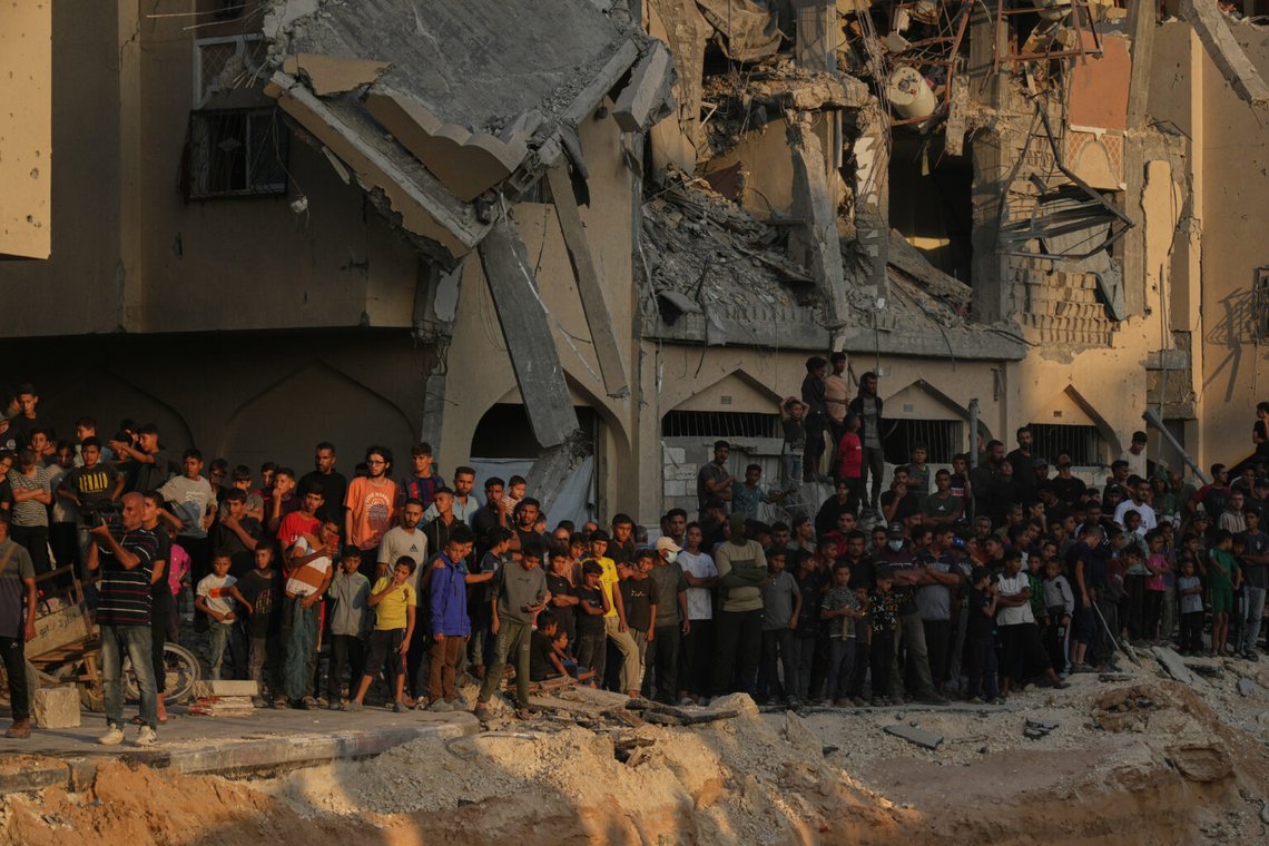 Palestinier ser på när medlemmar av Hamas-militanta gruppen letar efter gisslans kroppar i ett område i Hamad City, Khan Younis, i södra Gazaremsan, fredagen den 17 oktober 2025. Foto: Abdel Kareem Hana/AP Photo Palestinier ser på när medlemmar av Hamas-militanta gruppen letar efter gisslans kroppar i ett område i Hamad City, Khan Younis, i södra Gazaremsan, fredagen den 17 oktober 2025. Foto: Abdel Kareem Hana/AP Photo