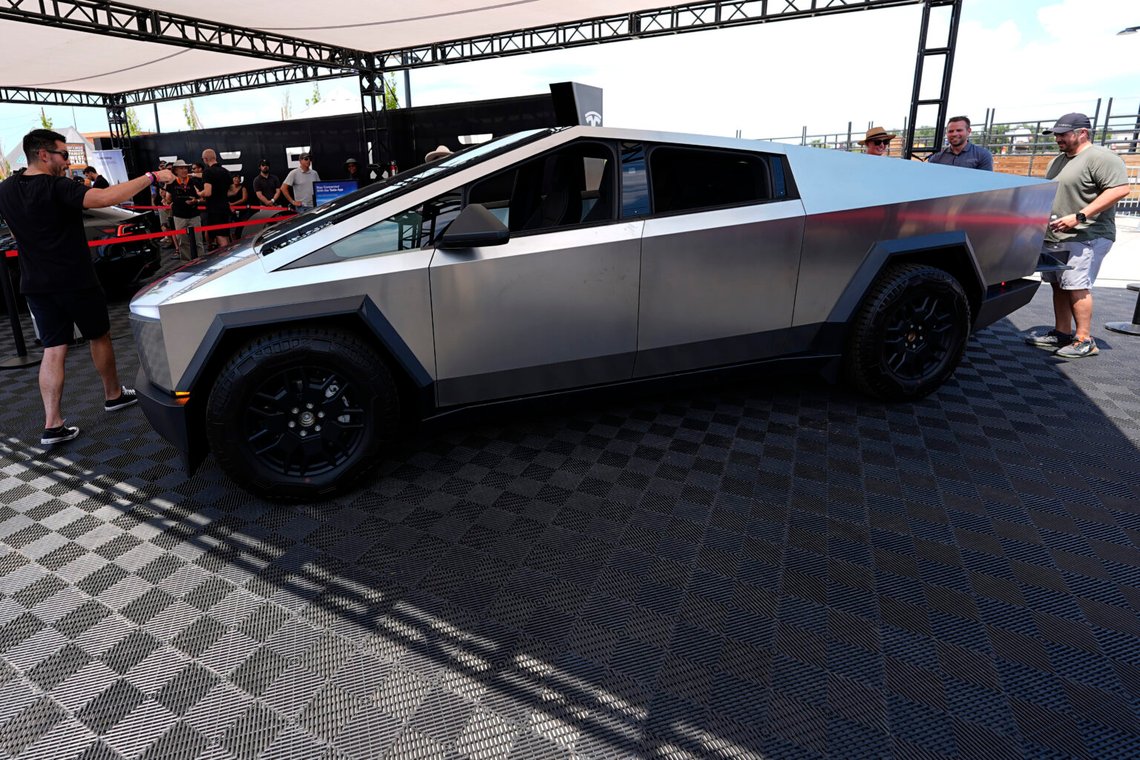 Besökare tittar på en Cybertruck från 2024 i Teslas utställning på Electrify Expo, söndagen den 14 juli 2024, i norra Denver. Foto: David Zalubowski/AP Photo Besökare tittar på en Cybertruck från 2024 i Teslas utställning på Electrify Expo, söndagen den 14 juli 2024, i norra Denver. Foto: David Zalubowski/AP Photo